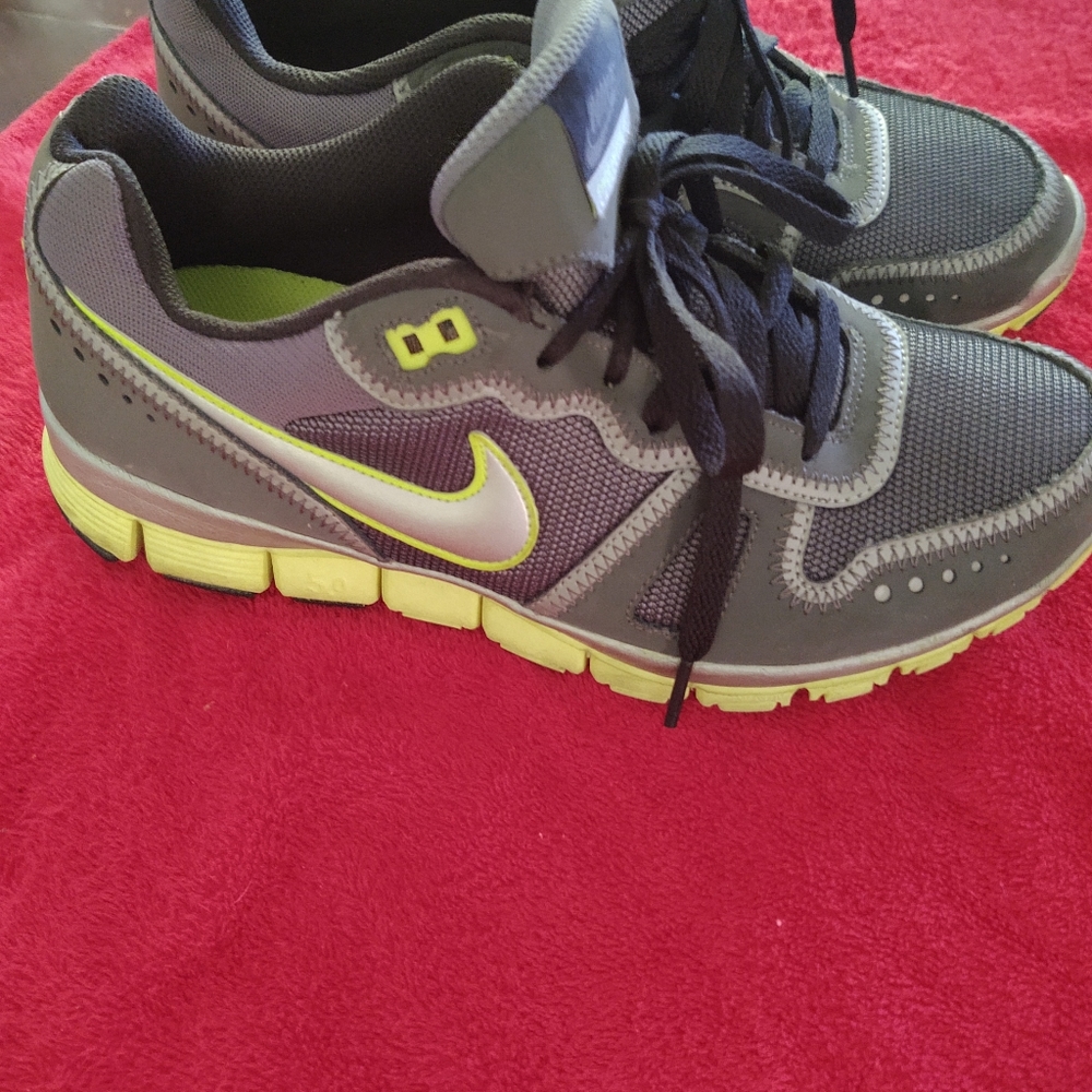 Ladies Nike Tennis shoes,, sz. 10